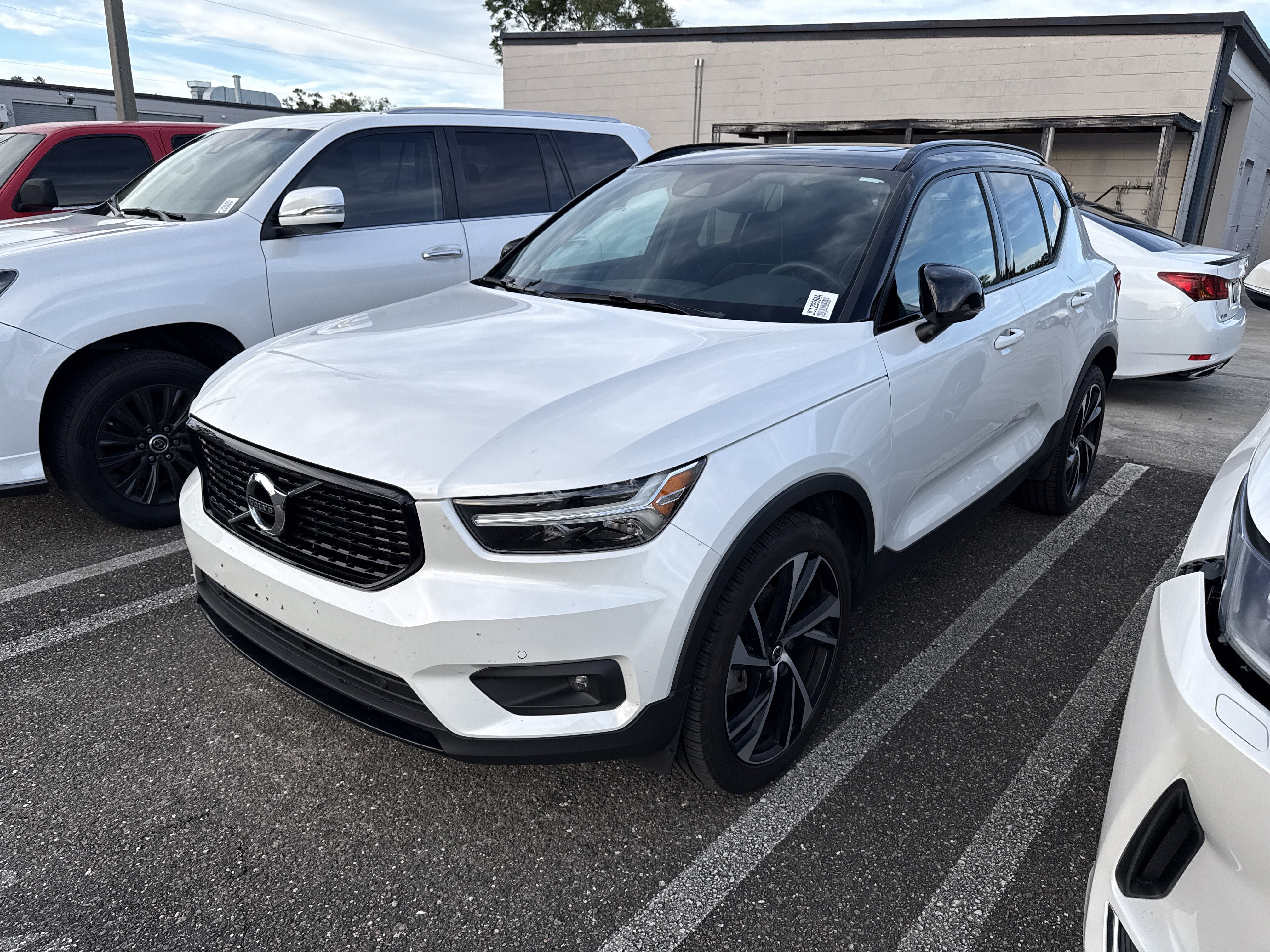 Used 2021 Volvo XC40 T4 R-Design w/ Climate Package FWD image 2