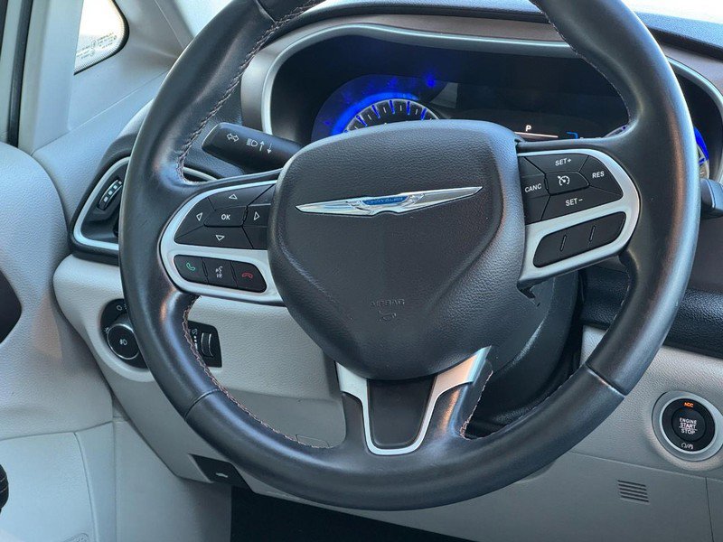 Used 2017 Chrysler Pacifica Touring-L image 16