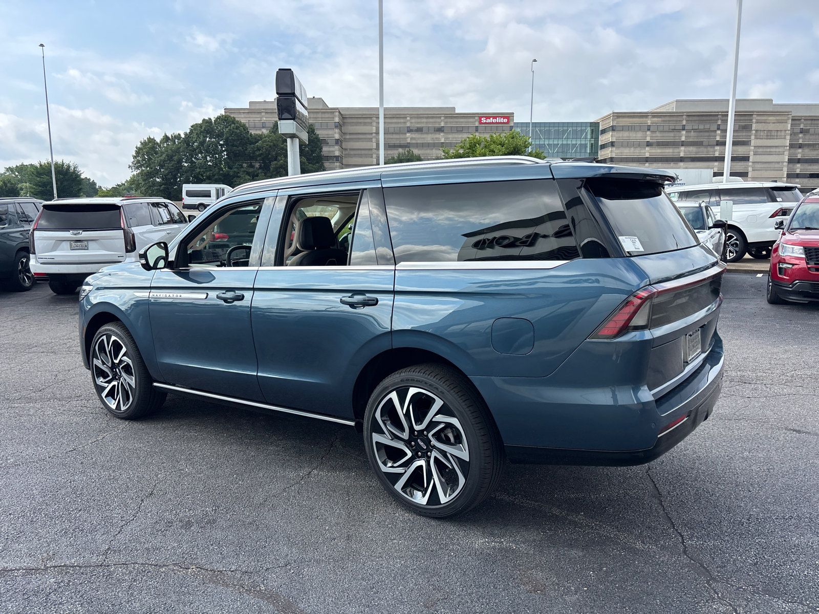 New 2027 Lincoln Navigator Reserve AWD/4WD image 5