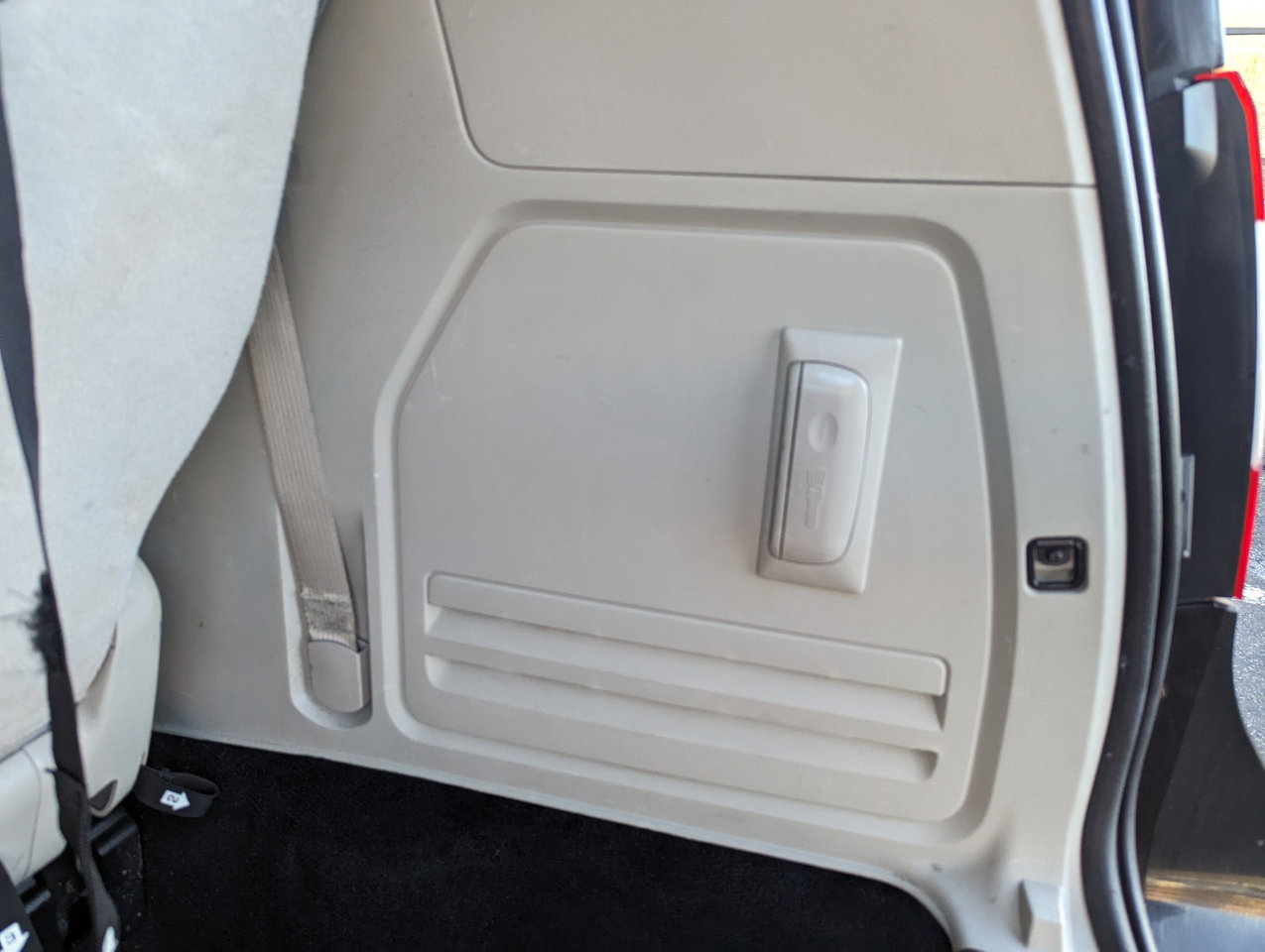 Used 2013 Chrysler Town & Country Touring image 47