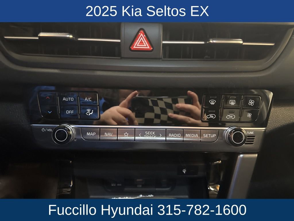 Used 2025 Kia Seltos EX image 19