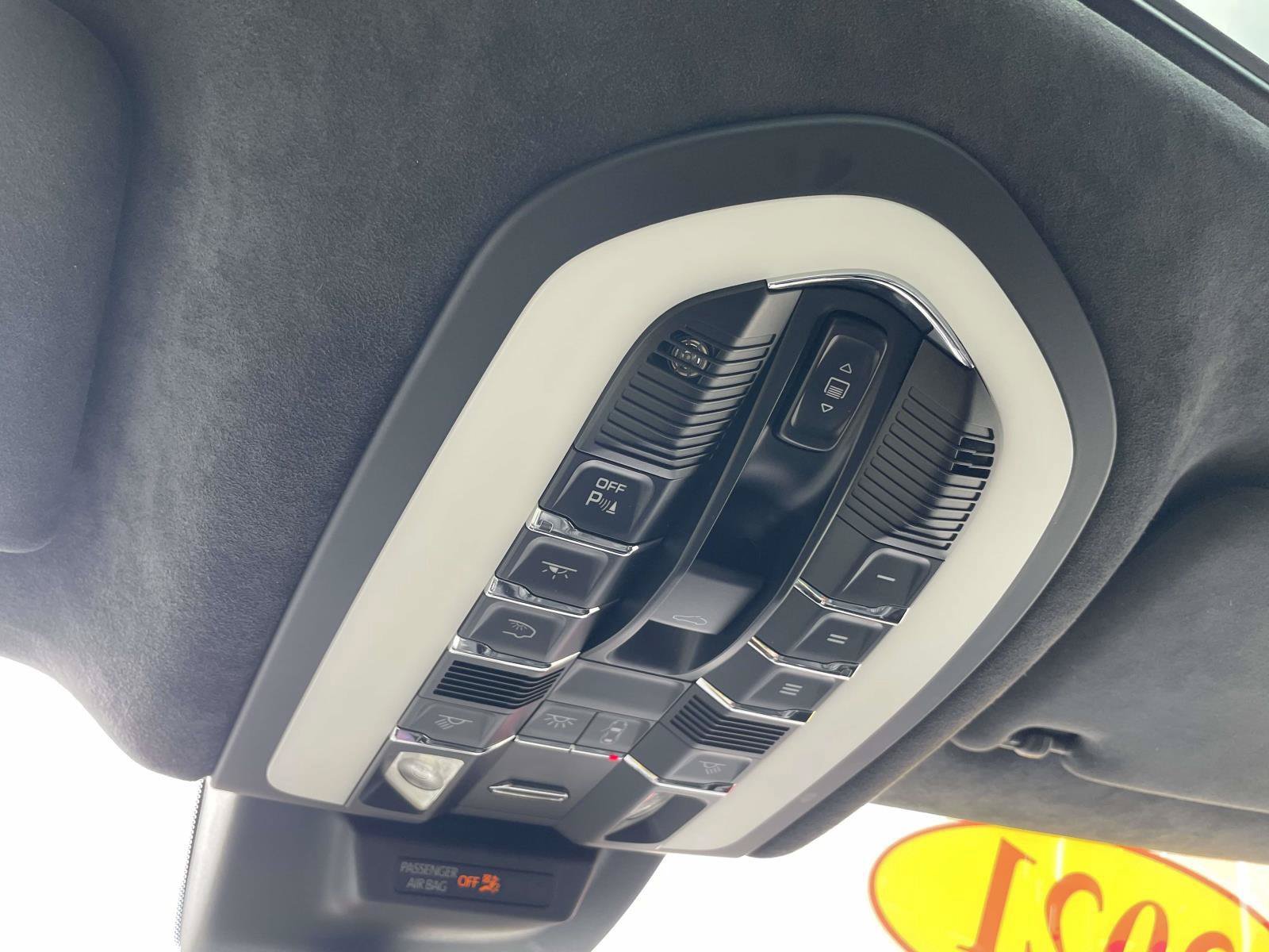 Used 2021 Porsche Macan Turbo AWD/4WD image 18