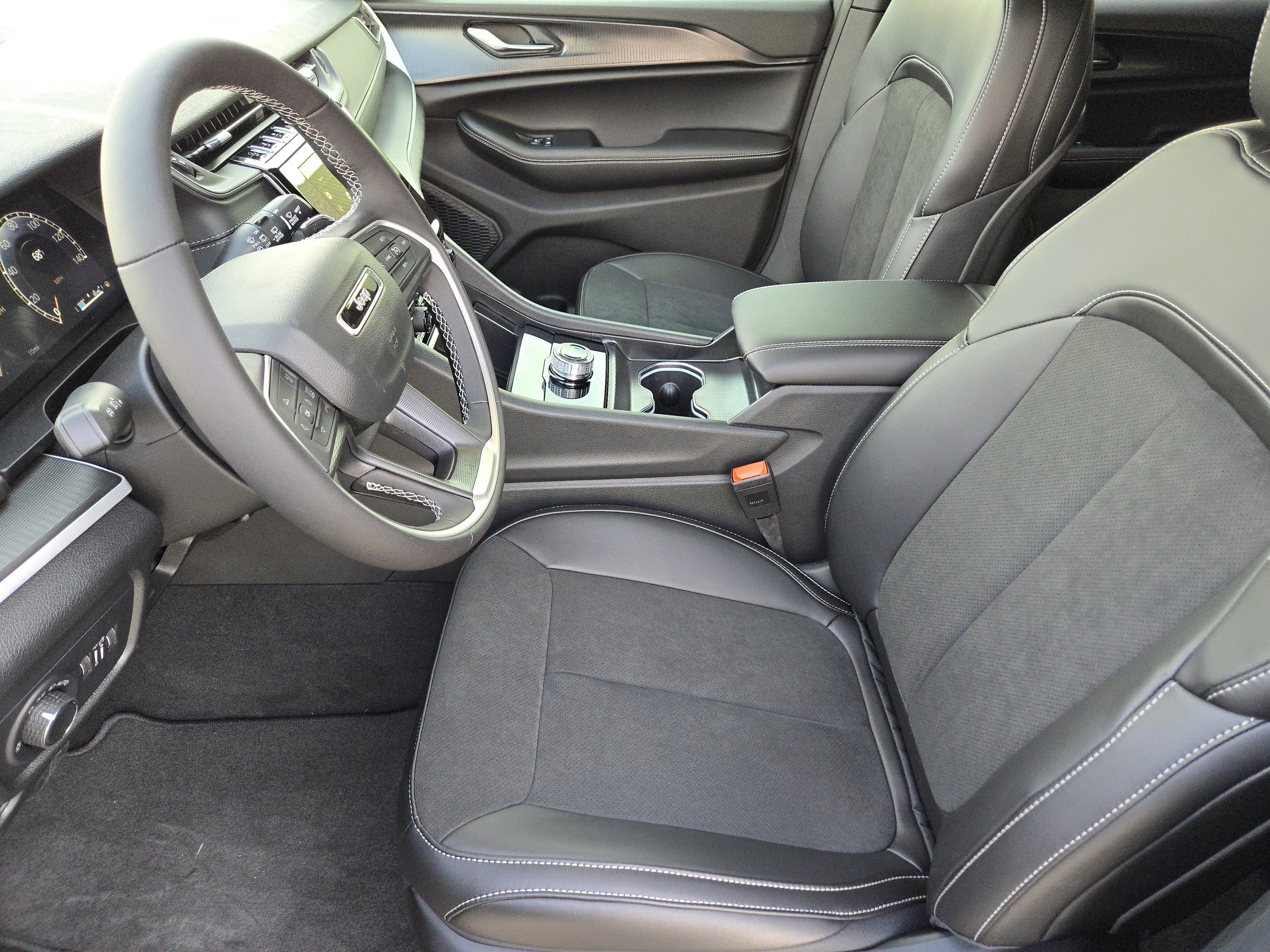 New 2025 Jeep Grand Cherokee 4WD image 9