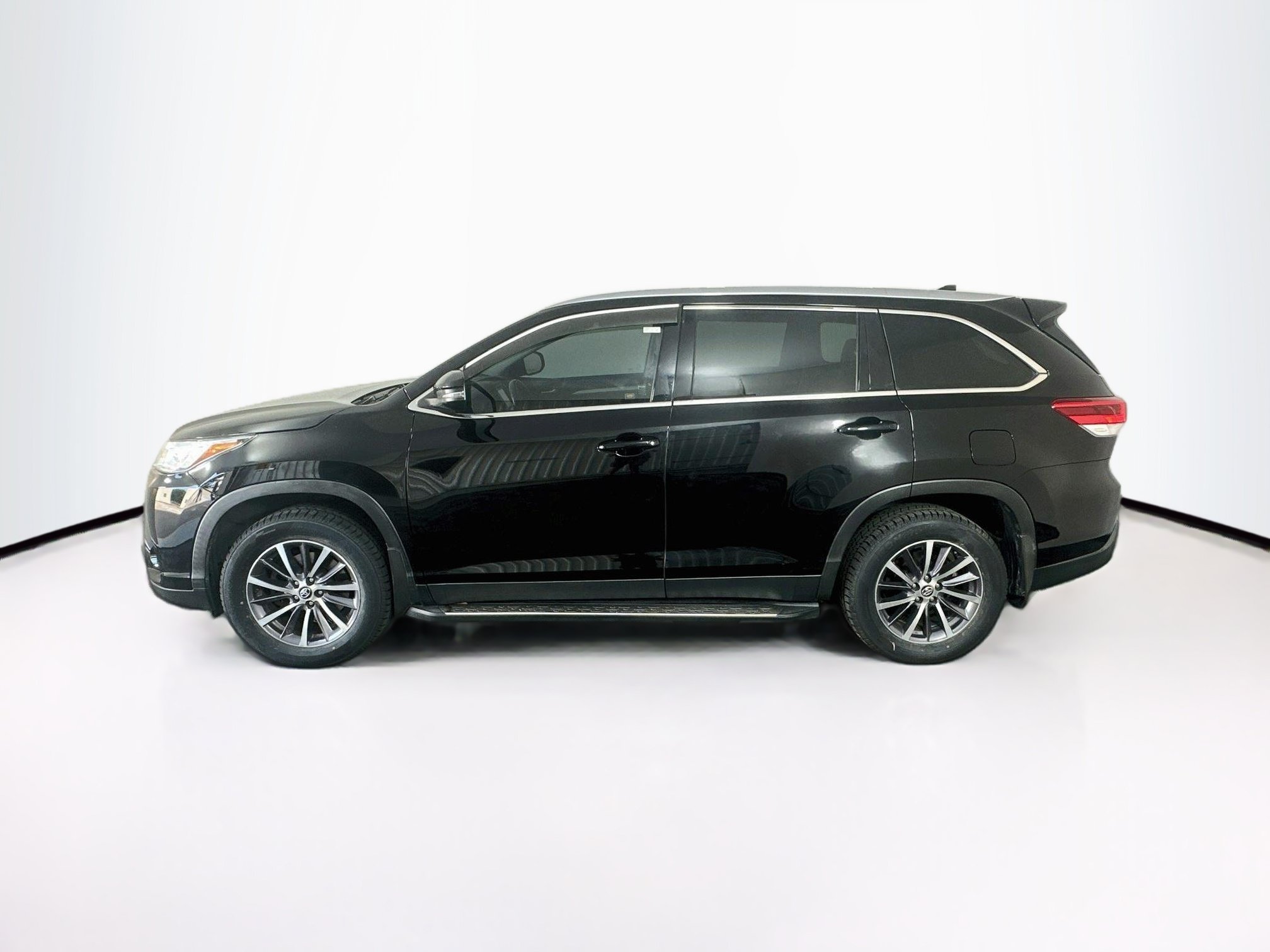 Used 2019 Toyota Highlander XLE FWD image 4