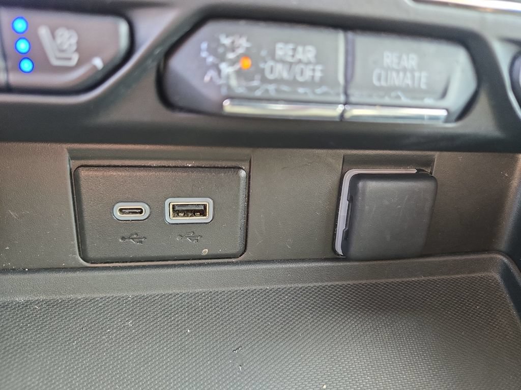 Used 2024 Chevrolet Tahoe Premier AWD/4WD image 33