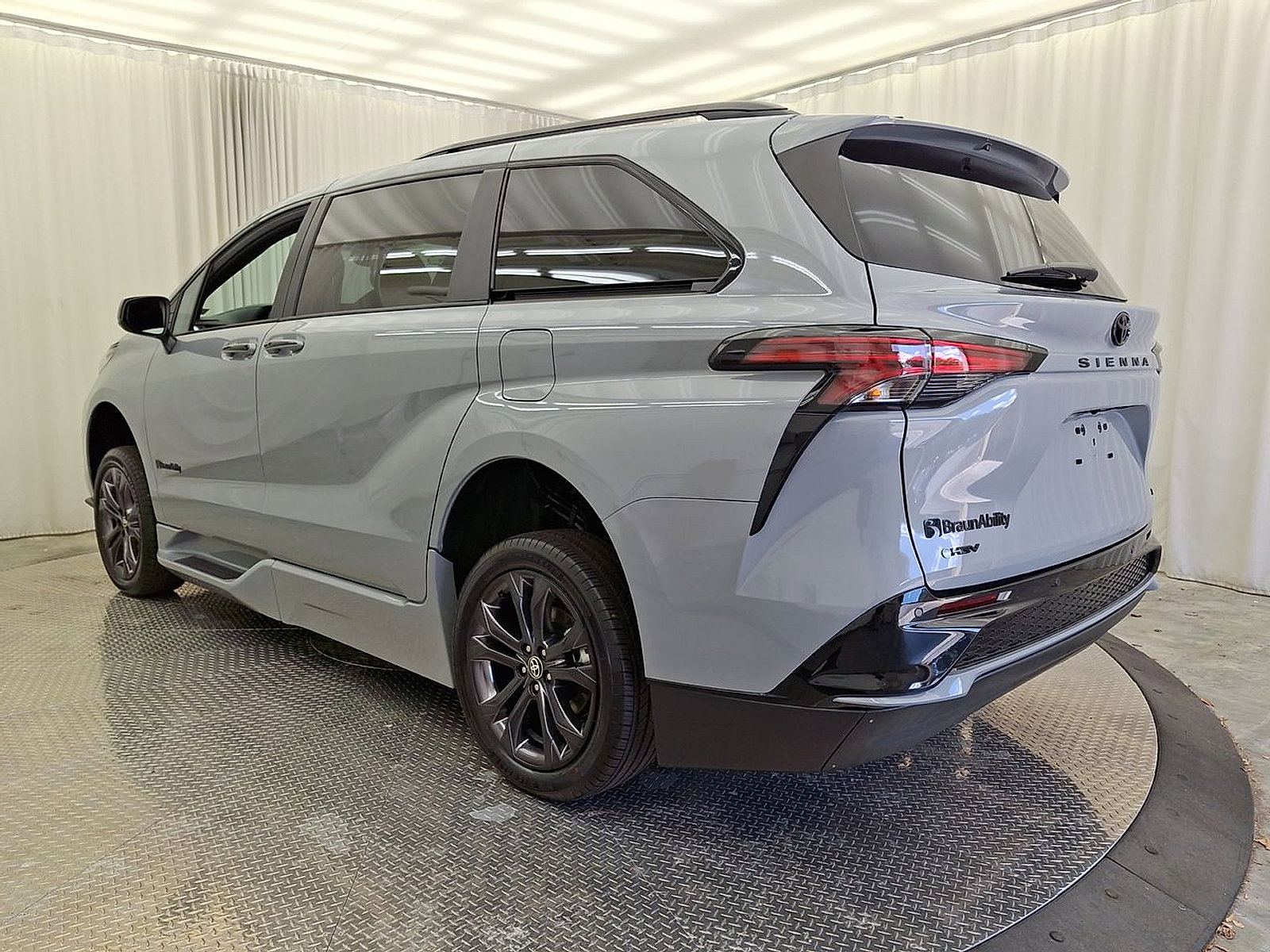 Used 2025 Toyota Sienna XSE w/ XSE Plus Package FWD image 22