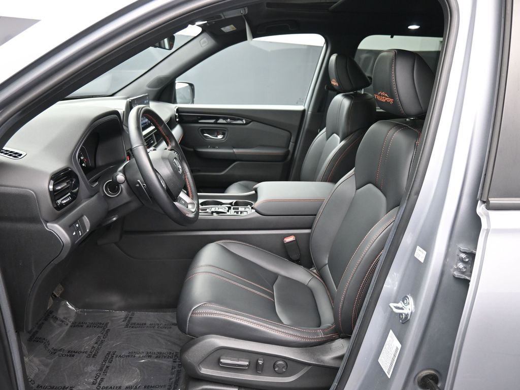 Used 2025 Honda Pilot TrailSport image 19