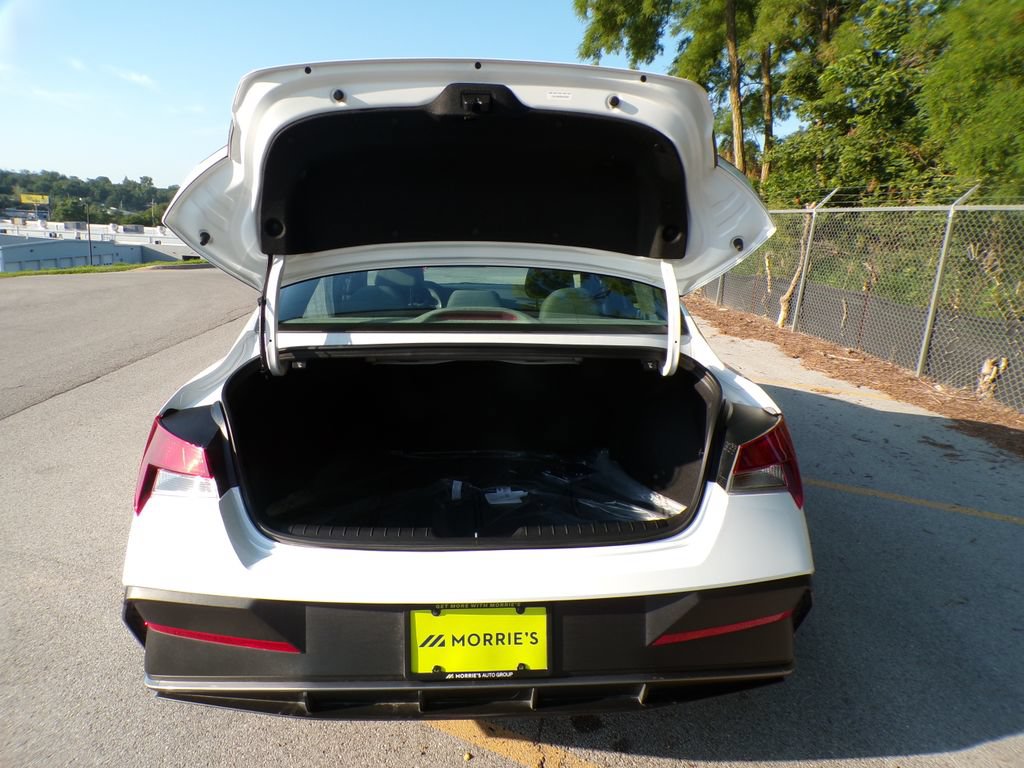 Certified 2025 Hyundai Elantra Sport FWD image 17