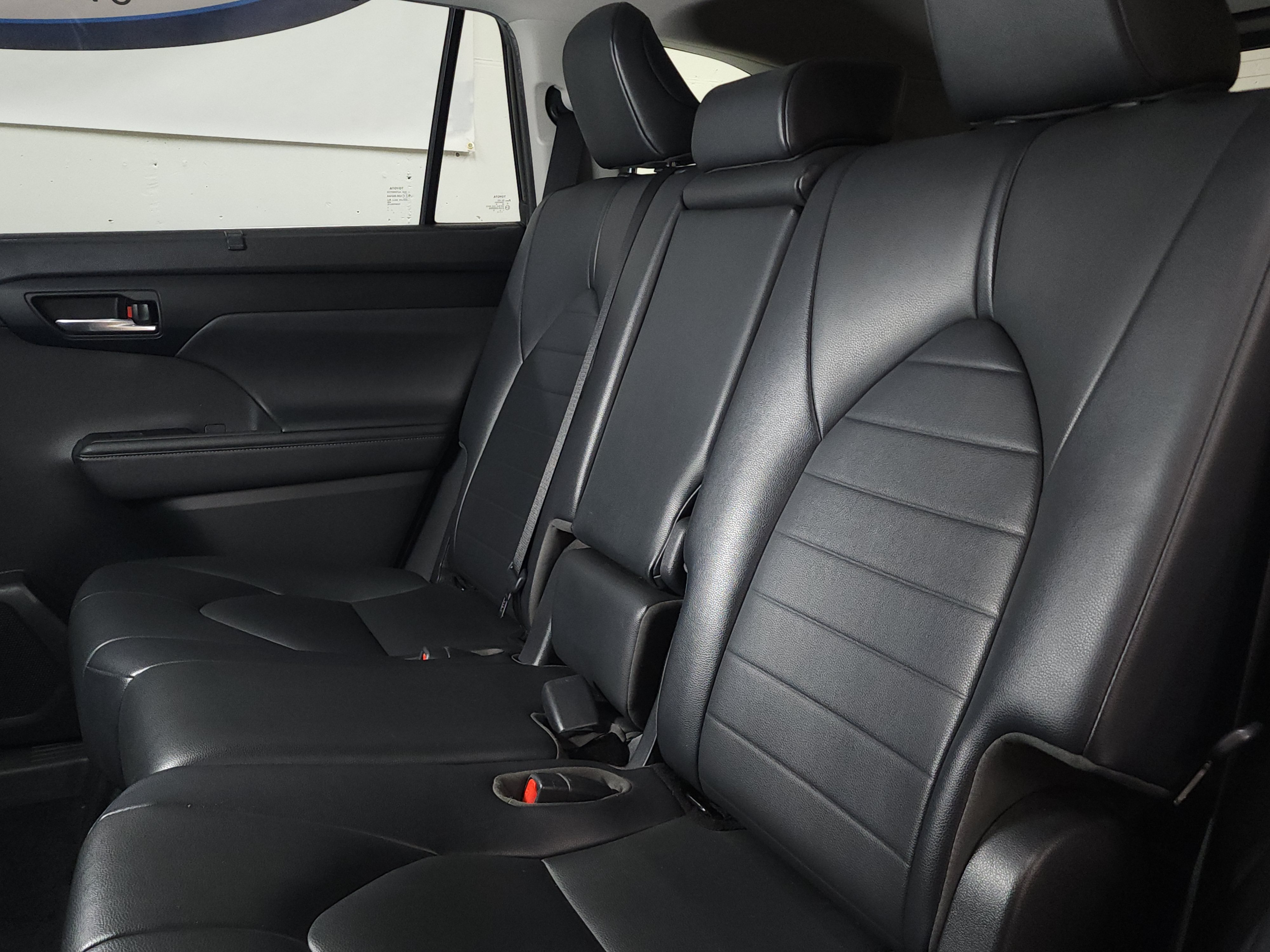 Used 2020 Toyota Highlander XLE AWD/4WD image 18