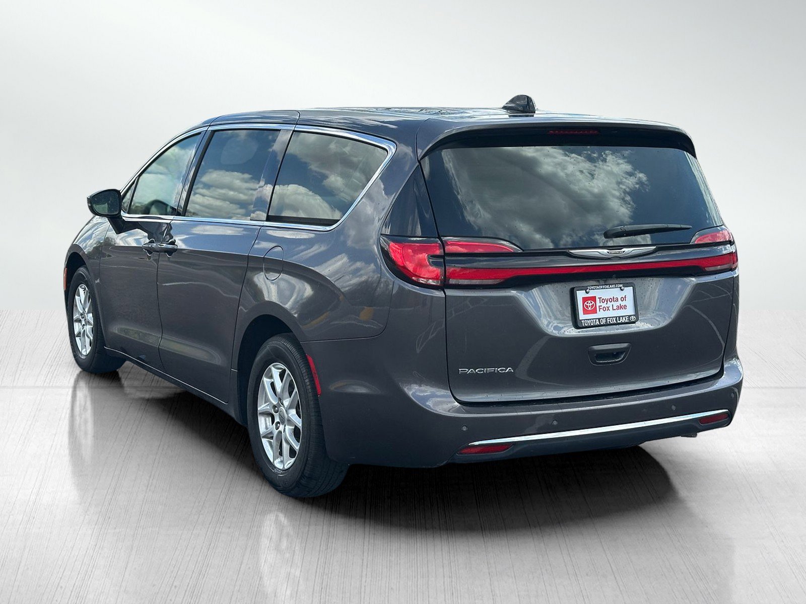 Used 2023 Chrysler Pacifica Touring-L FWD image 5
