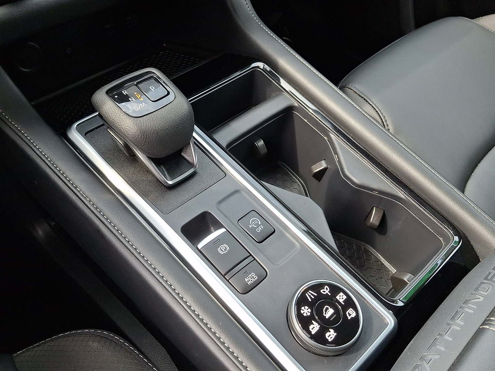 Used 2025 Nissan Pathfinder SL AWD/4WD image 16