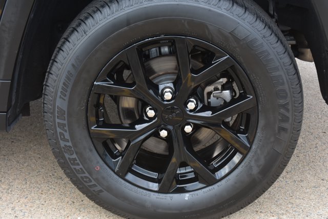 Used 2024 Jeep Grand Cherokee Altitude RWD image 9