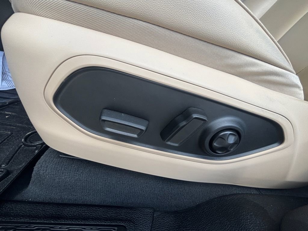 Used 2023 Jeep Grand Cherokee Limited image 30