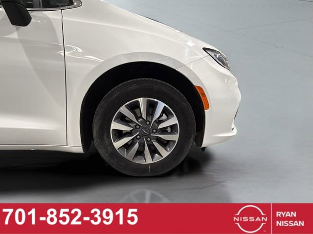 Used 2023 Chrysler Pacifica Touring-L image 12