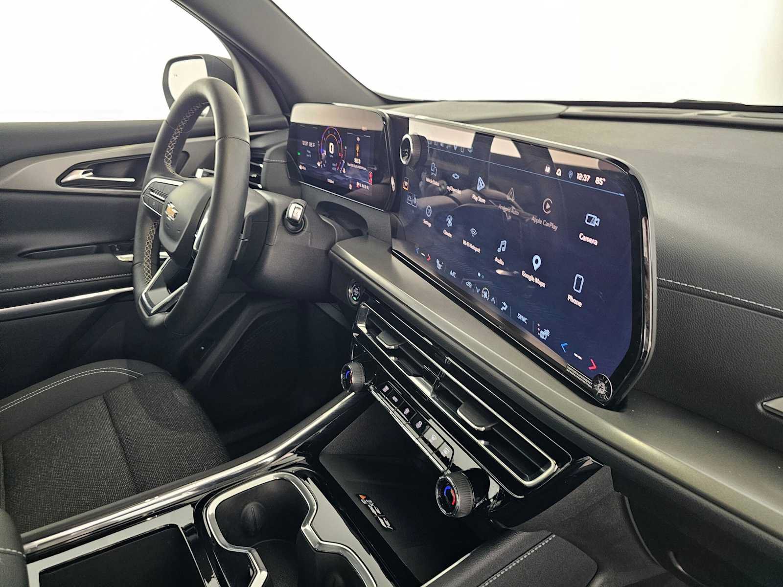 Used 2025 Chevrolet Traverse LT FWD image 11