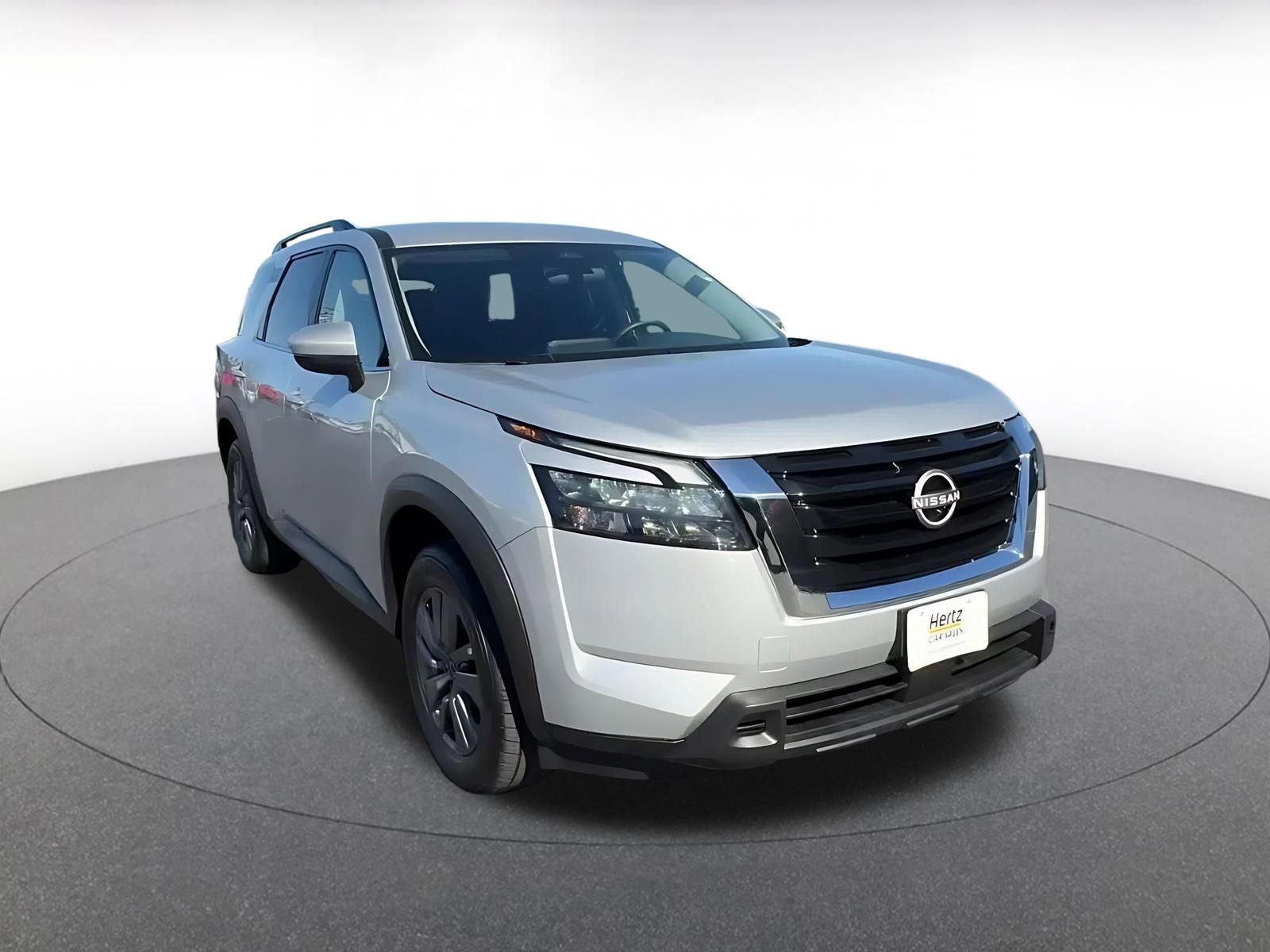 Used 2025 Nissan Pathfinder SV image 3