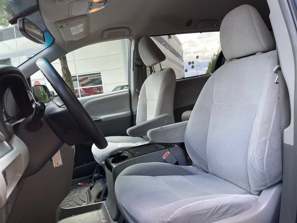 Used 2015 Toyota Sienna LE AWD/4WD image 19