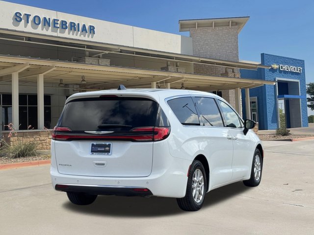 Used 2024 Chrysler Pacifica Touring-L FWD image 5