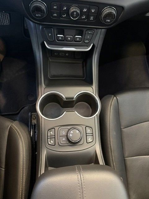 Used 2021 GMC Terrain SLT w/ Infotainment Package II AWD/4WD image 16