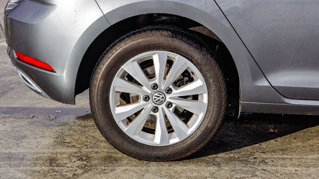 Used 2021 Volkswagen Golf 4-Door image 12