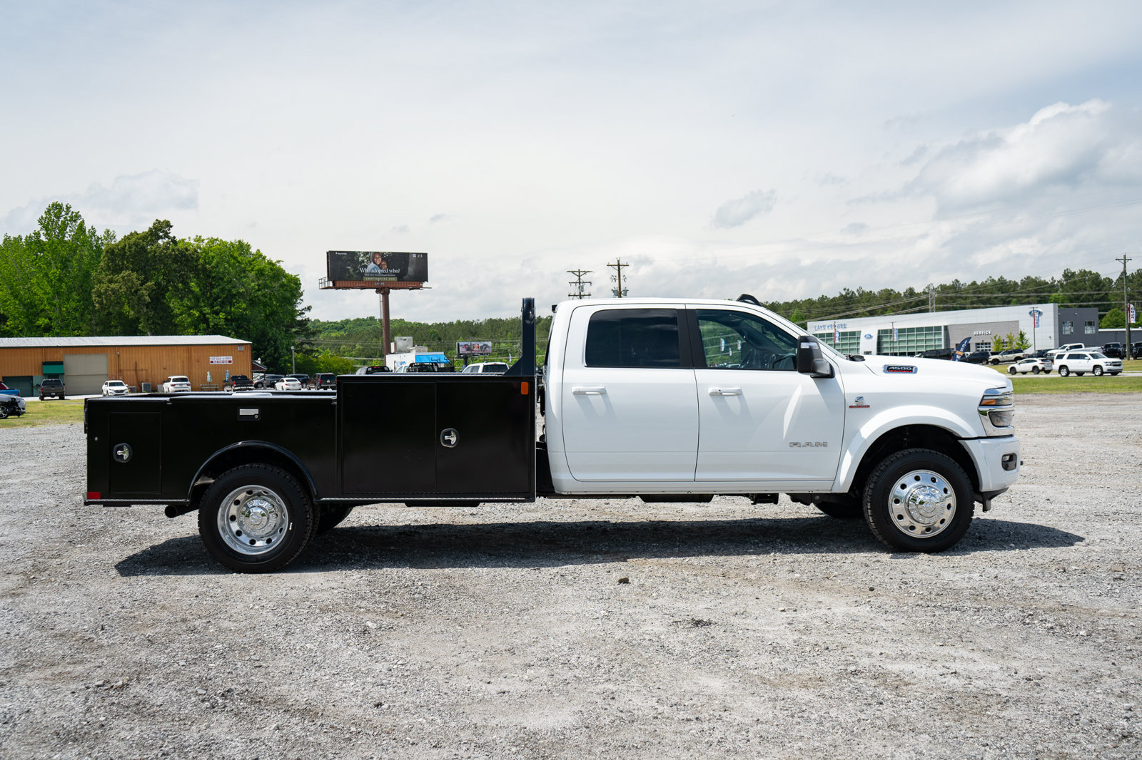 New 2026 RAM 4500 4x4 Crew Cab DRW w/ Laramie Trim Package image 26