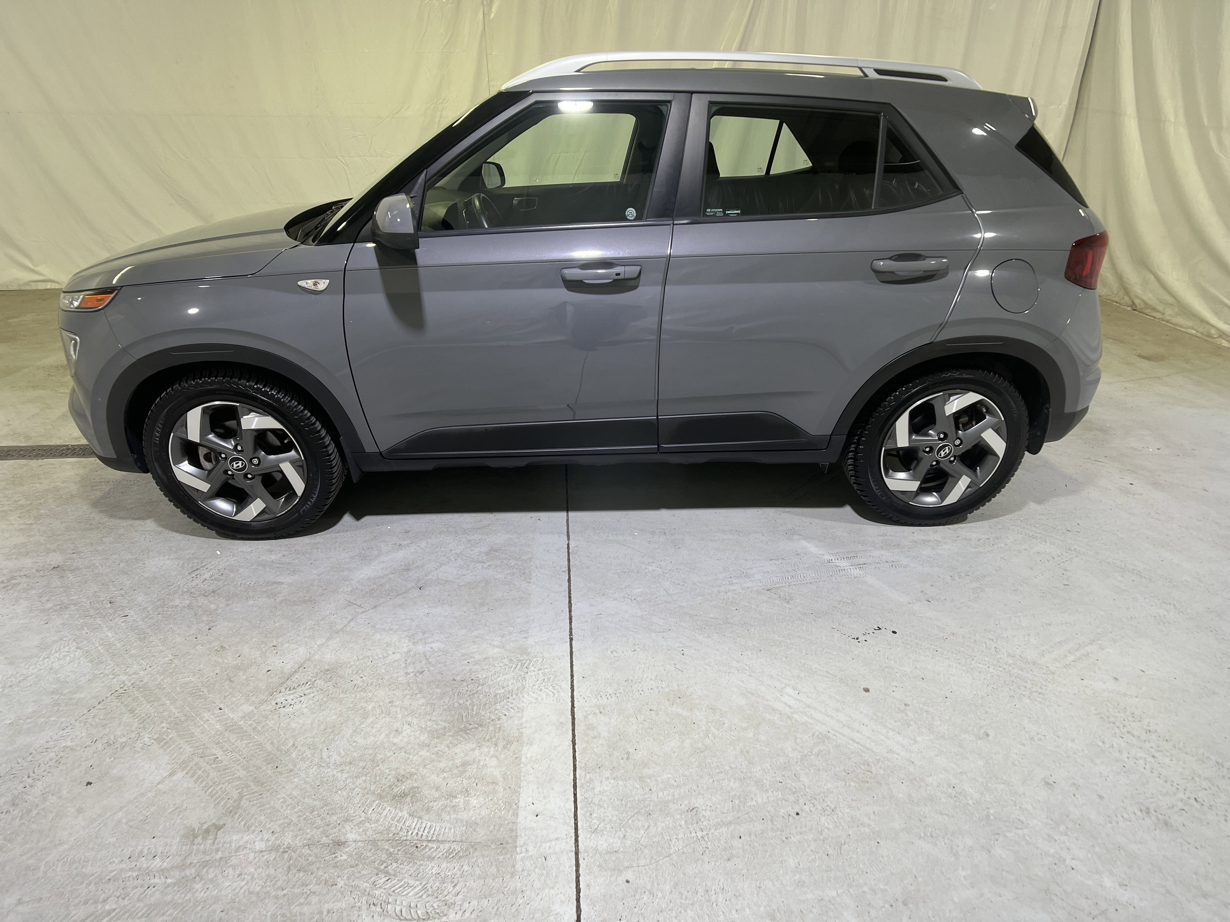 Used 2021 Hyundai Venue SEL w/ Premium Package FWD image 7