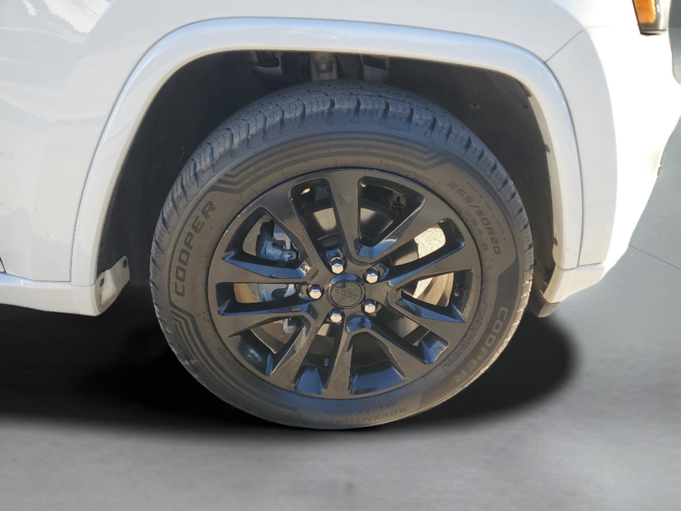 Used 2020 Jeep Grand Cherokee Altitude AWD/4WD image 29