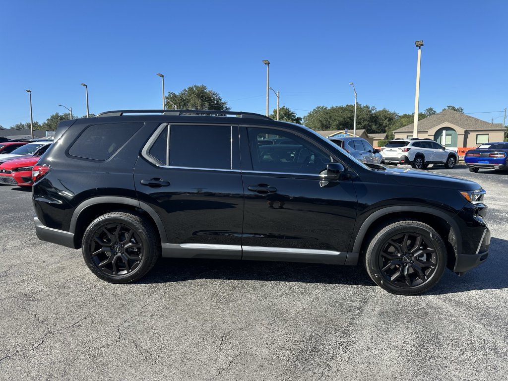 Used 2025 Honda Pilot Touring image 4