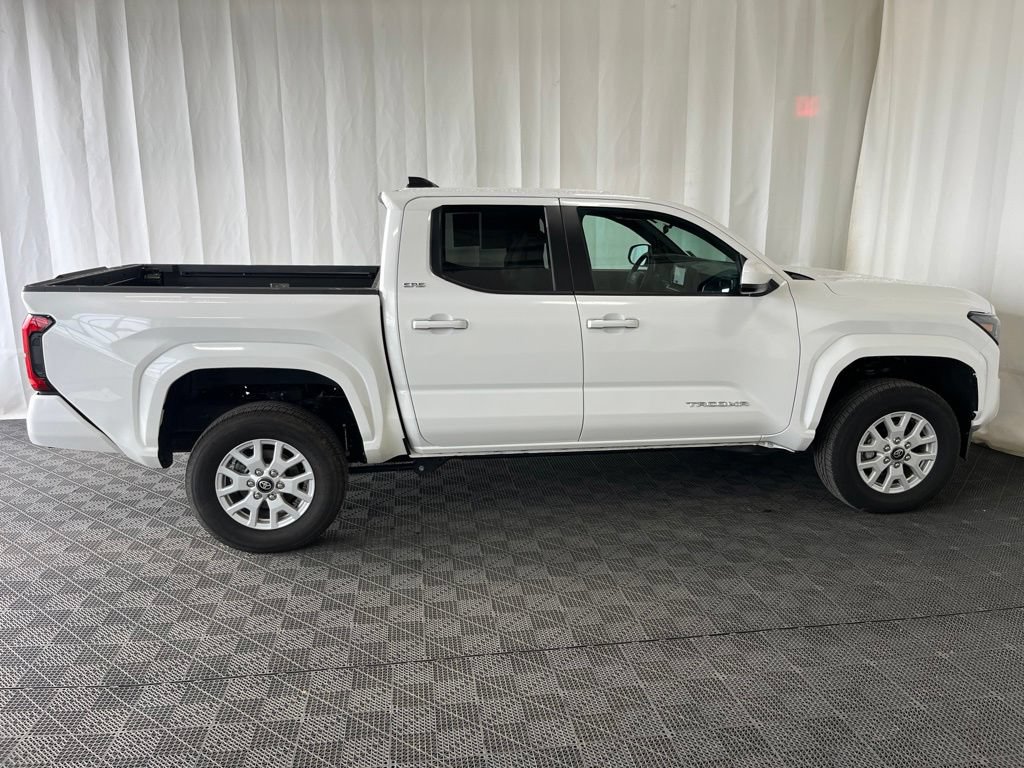 Used 2026 Toyota Tacoma SR5 AWD/4WD image 3