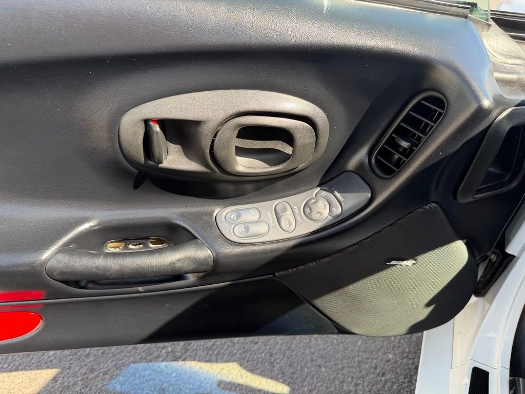 Used 2000 Chevrolet Corvette Convertible image 11