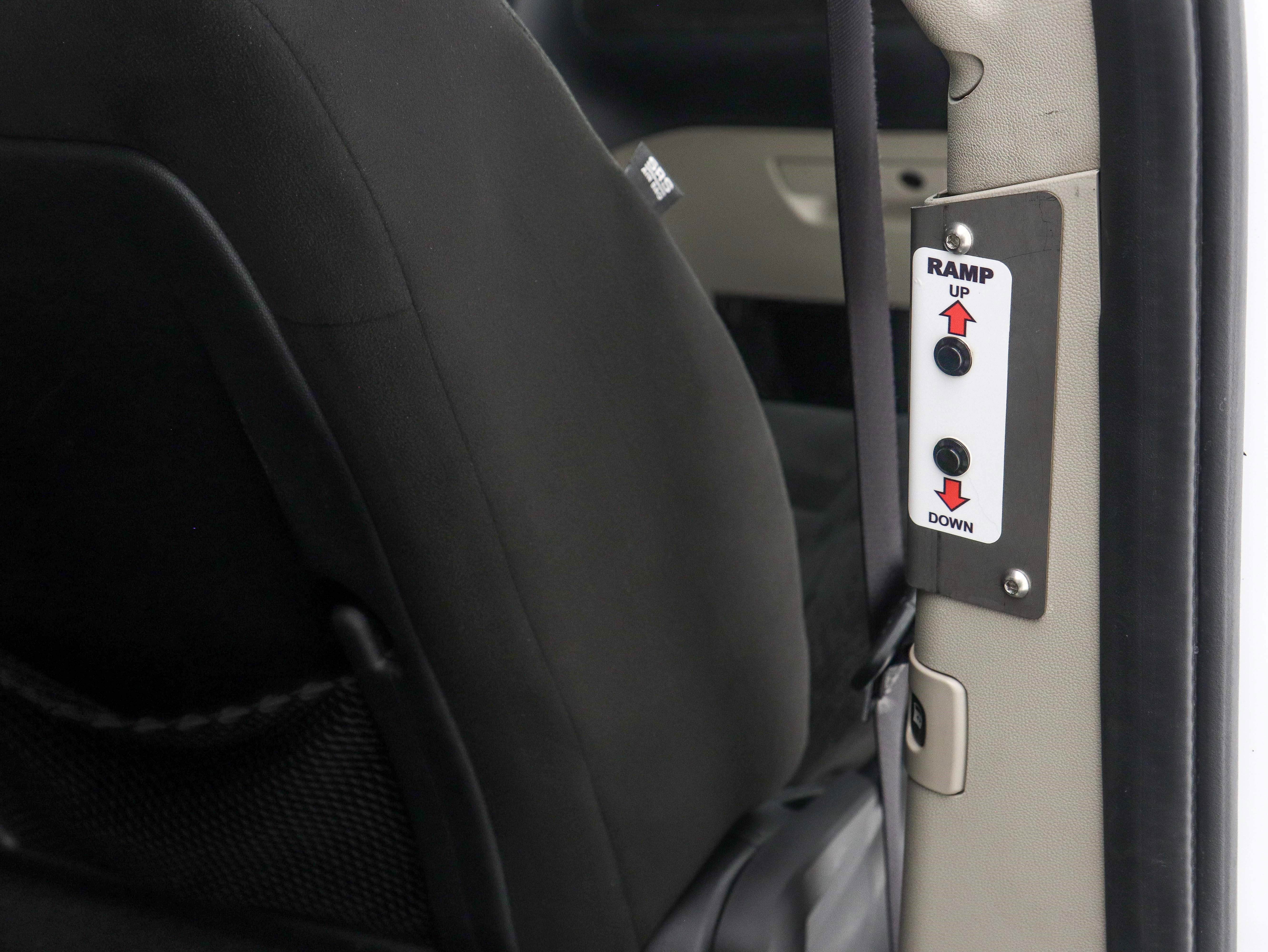 Used 2016 Dodge Grand Caravan SXT w/ UConnect Hands-Free Group image 18