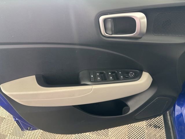 Used 2025 Hyundai Venue SEL image 21