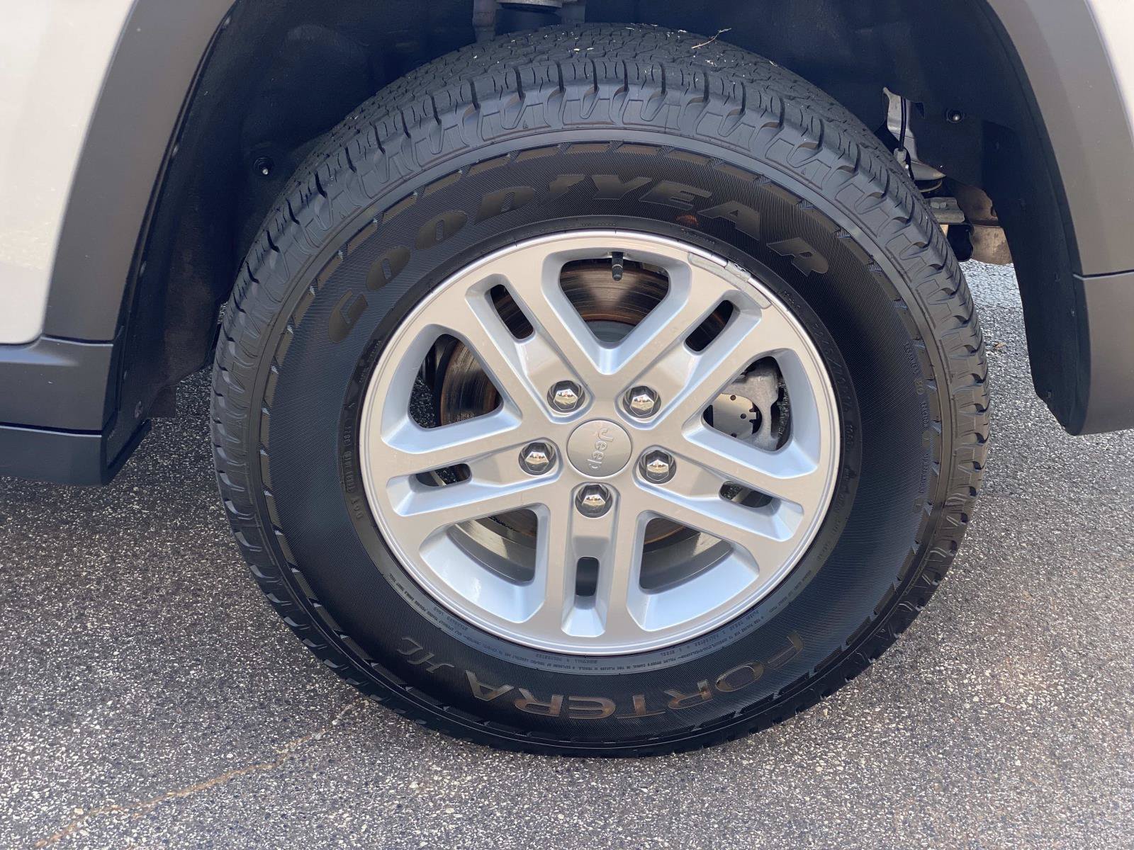 Used 2025 Jeep Grand Cherokee Laredo RWD image 15