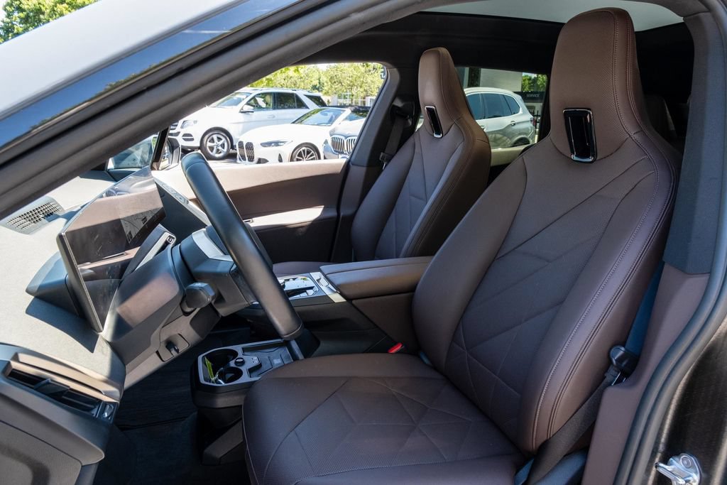 Used 2023 BMW iX xDrive50 w/ Sport Package AWD/4WD image 15