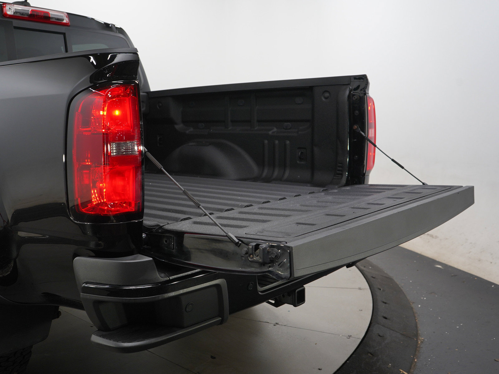 Used 2019 Chevrolet Colorado Z71 w/ Z71 Midnight Edition AWD/4WD image 9