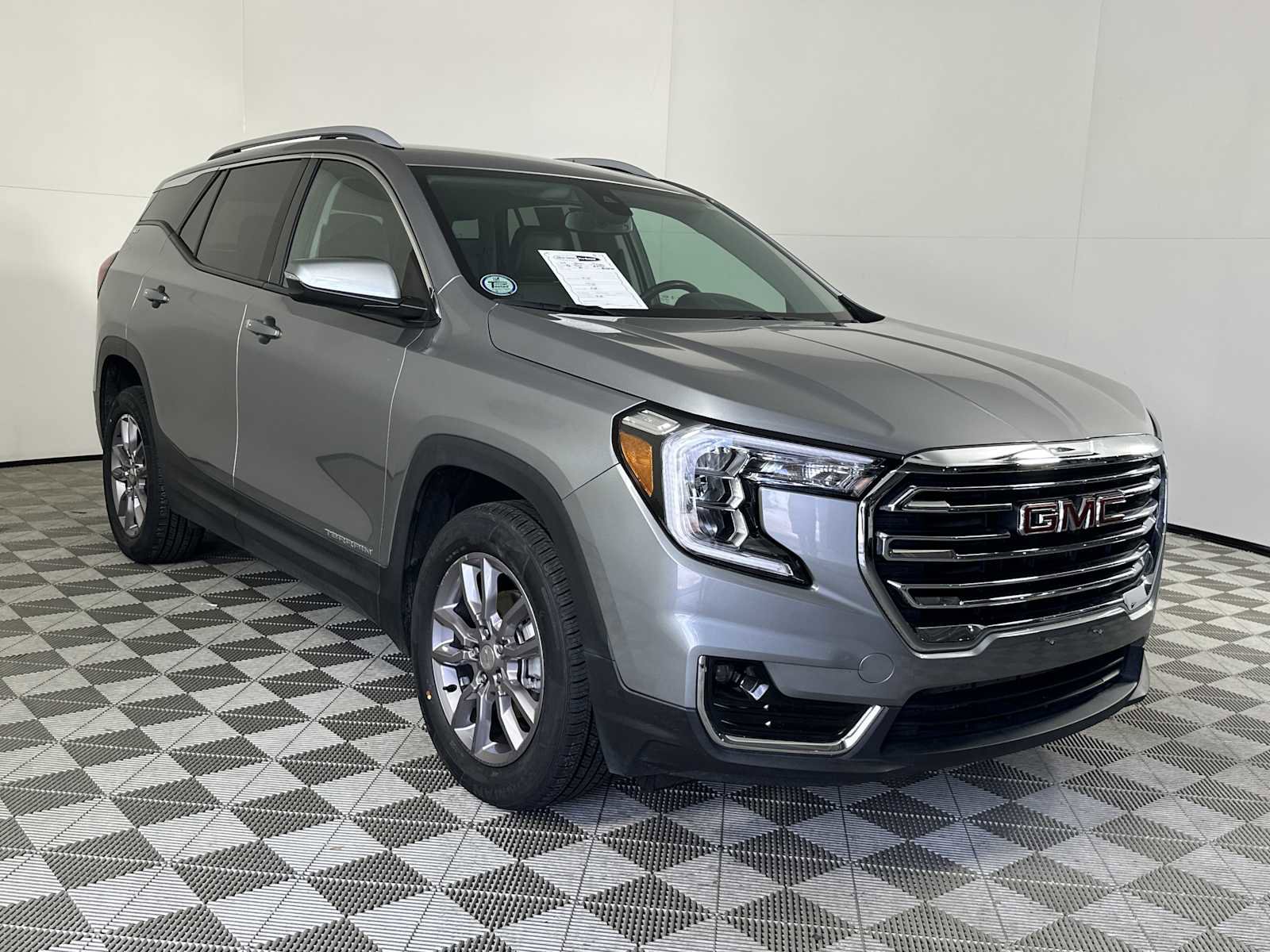 Used 2024 GMC Terrain SLT AWD/4WD image 2