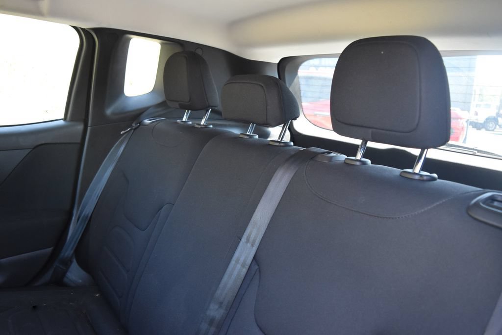 Used 2018 Jeep Renegade Latitude FWD image 11