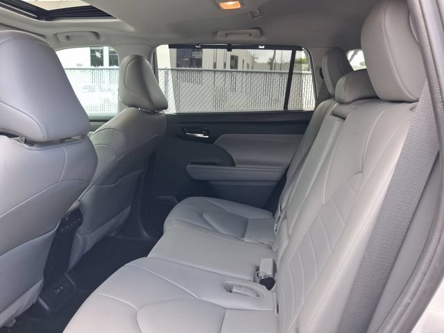 Used 2021 Toyota Highlander XLE FWD image 6