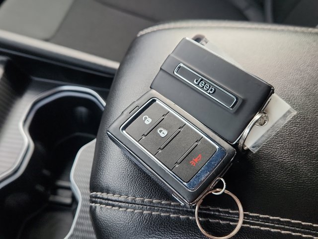 Used 2025 Jeep Grand Cherokee Laredo AWD/4WD image 47