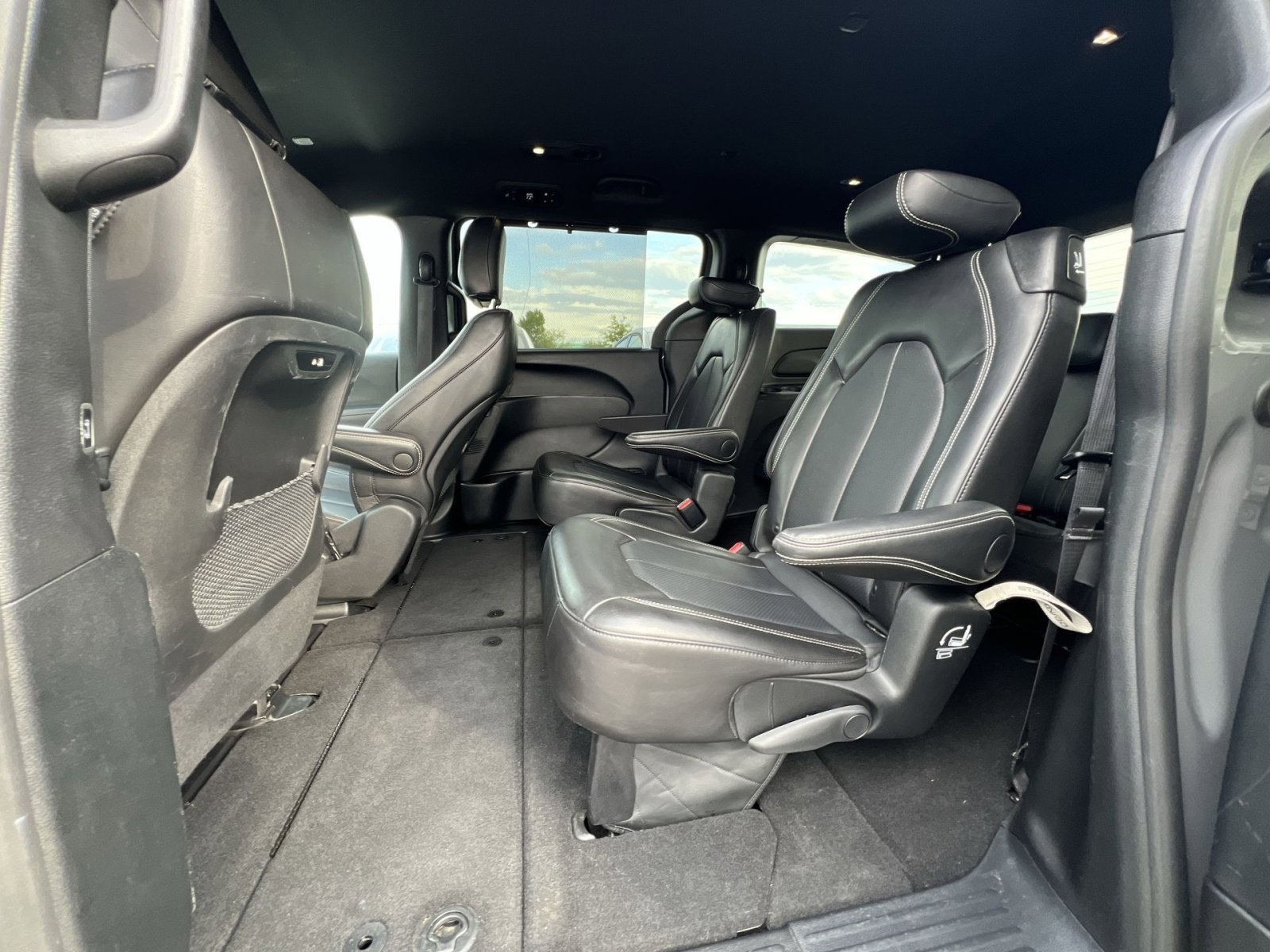 Used 2025 Chrysler Pacifica Select FWD image 32