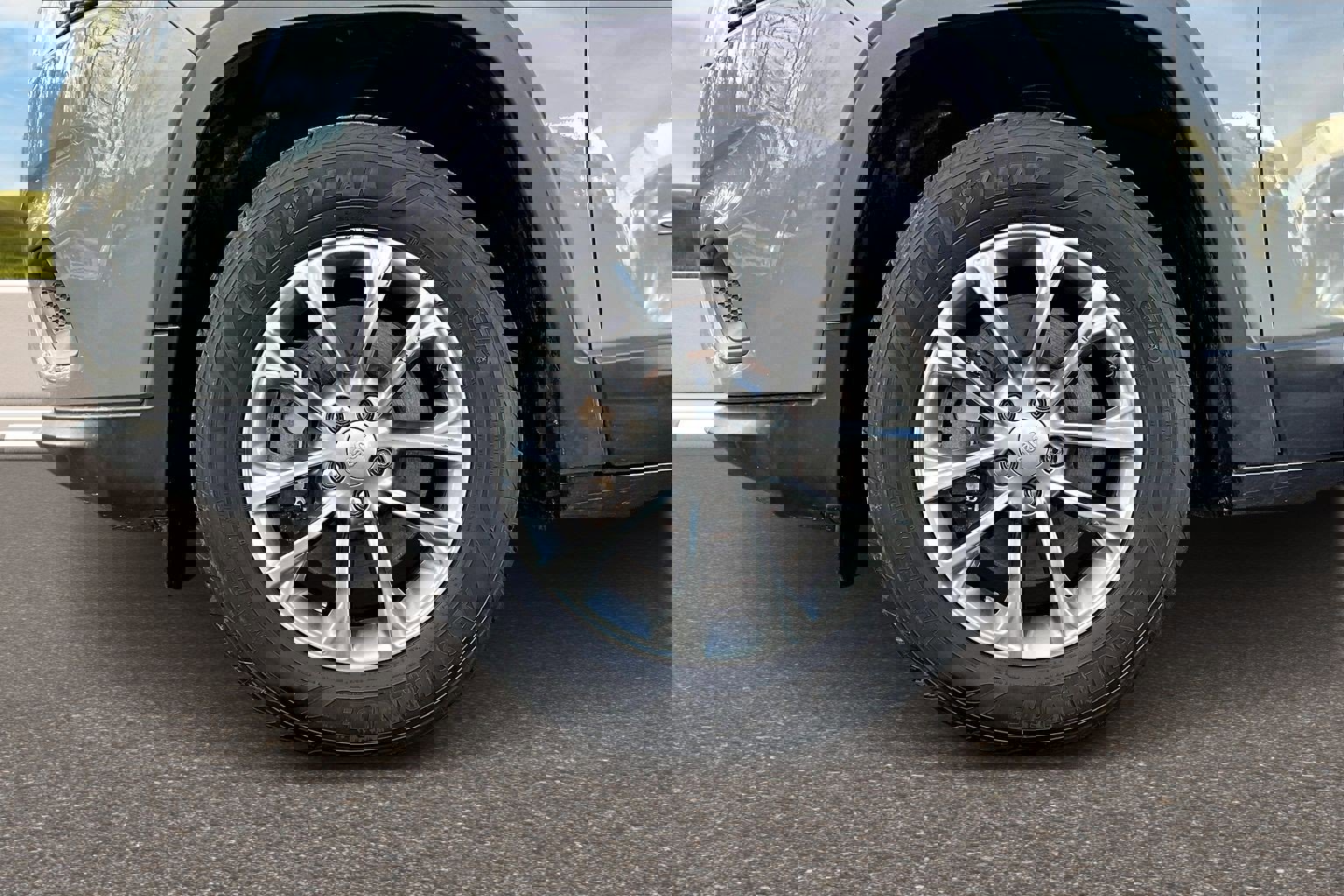 Used 2019 Jeep Cherokee Latitude Plus w/ Cold Weather Group image 25