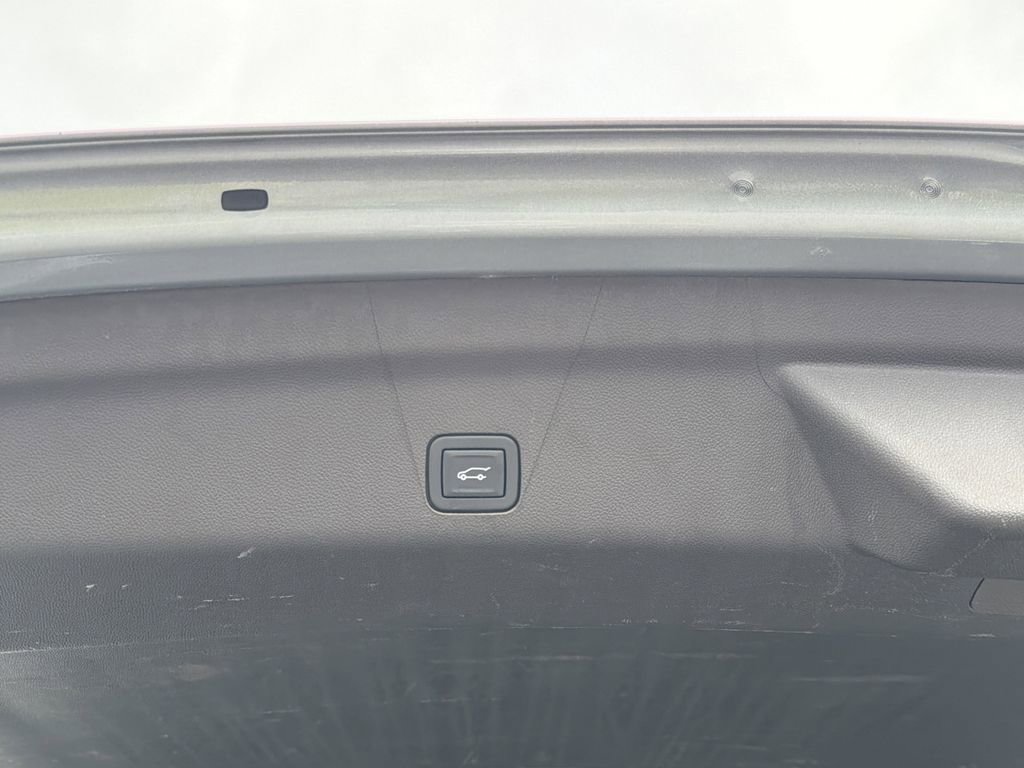 Used 2023 GMC Yukon Denali RWD image 16