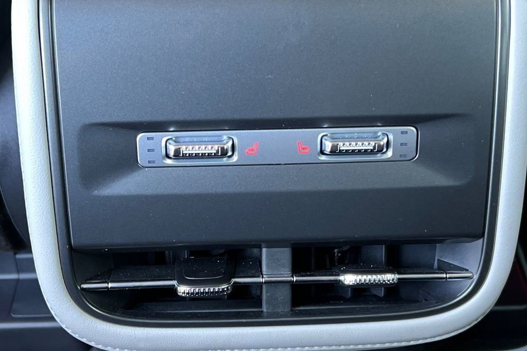 Used 2024 Lincoln Nautilus Reserve w/ Equipment Group 202A image 13