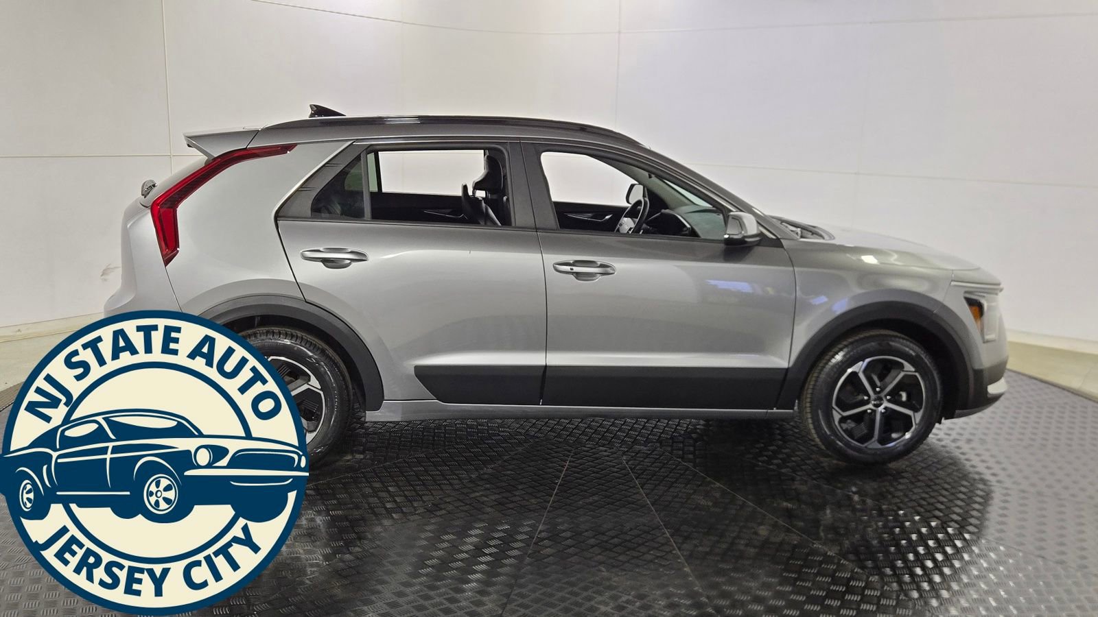 Used 2023 Kia Niro EX FWD image 8