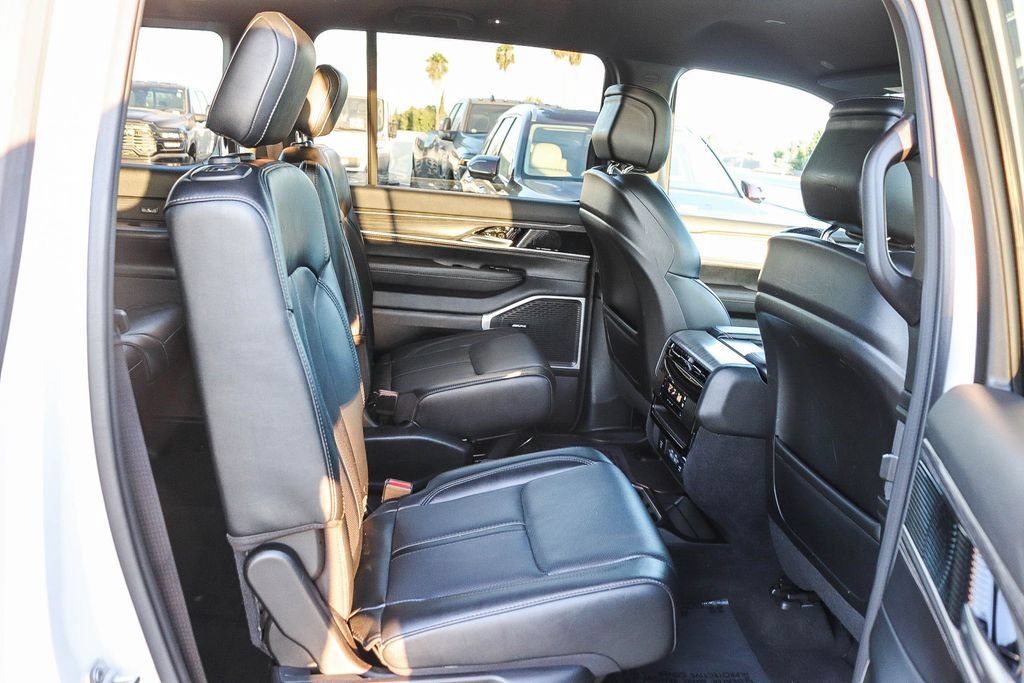 Used 2024 Jeep Wagoneer Series III AWD/4WD image 18