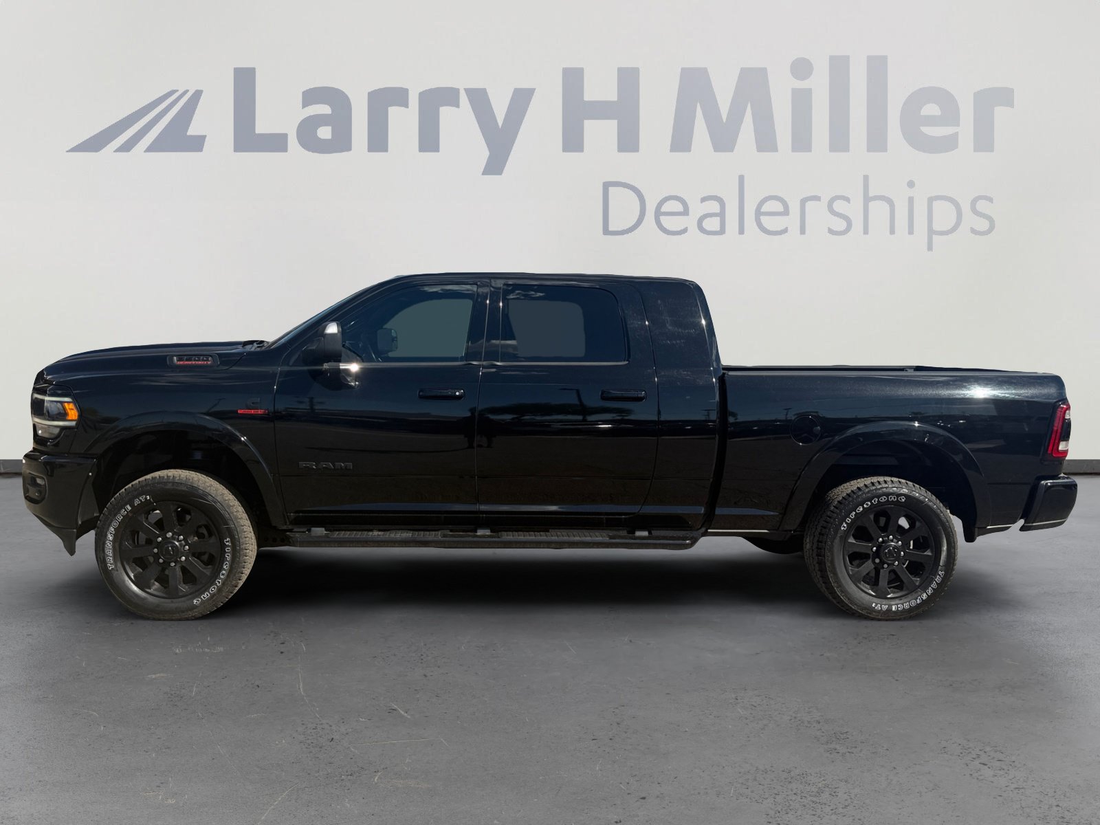 Used 2019 RAM 3500 Laramie w/ Black Appearance Package AWD/4WD image 2
