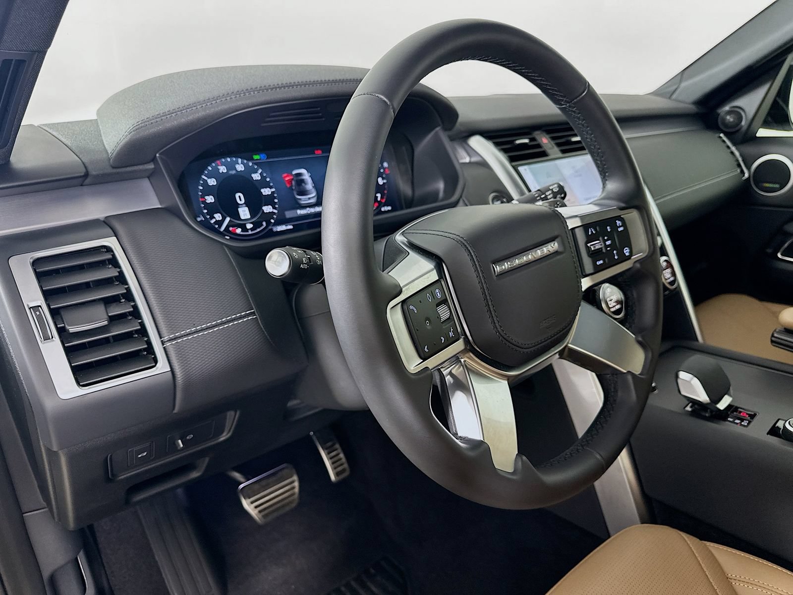 Used 2025 Land Rover Discovery Dynamic SE AWD/4WD image 32
