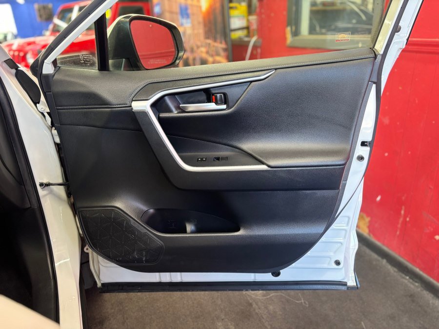 Used 2019 Toyota RAV4 Limited w/ Advanced Technology Package AWD/4WD image 19