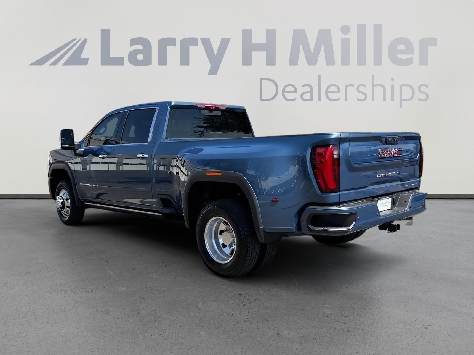 Used 2024 GMC Sierra 3500 Denali w/ Technology Package AWD/4WD image 3