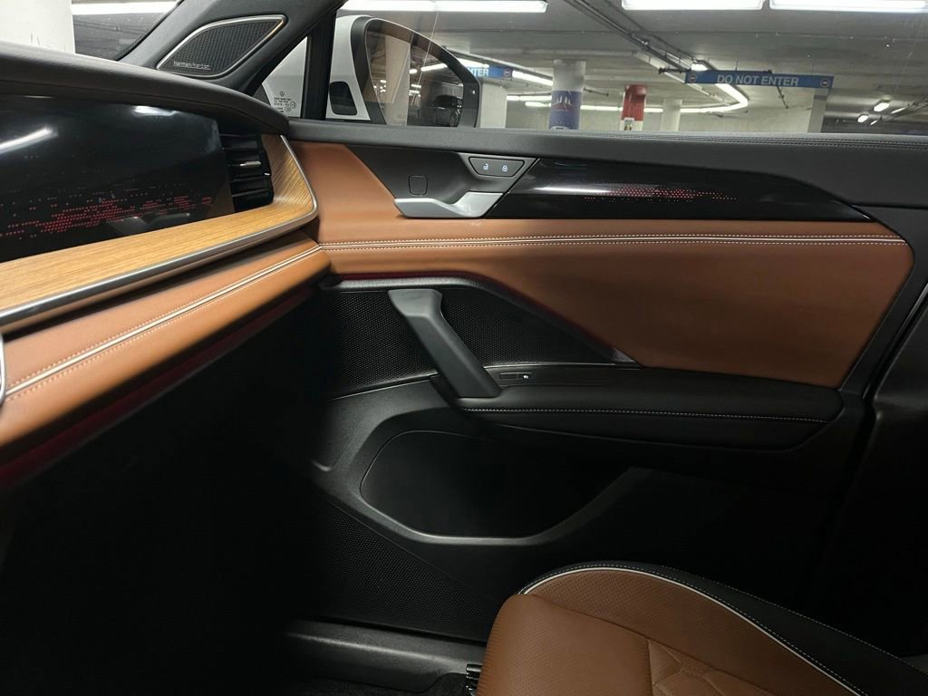 Certified 2025 Volkswagen Tiguan SEL R-Line image 31